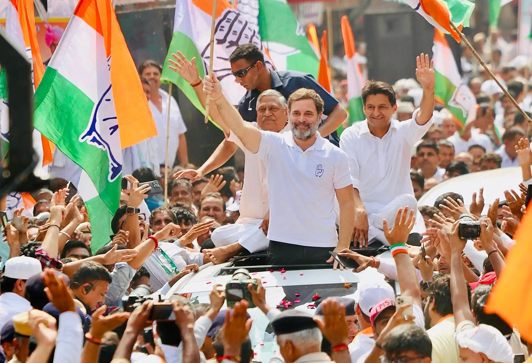 राहुल का रमणीक अंदाज़ : चखा हरियाणा की पारंपरिक दाल-रोटी का स्वाद